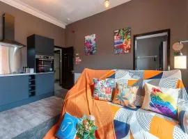 Art-Filled Bohemian 1 Bedroom Apt 2 Beds Colourful Praise Inn Apartment