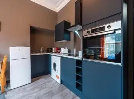 Art-Filled Bohemian 1 Bedroom Apt 2 Beds Colourful Praise Inn Apartment