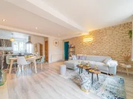 Côté Cour, 3 chambres, terrasses, jardin privé avec terrain de pétanque, cave voutée