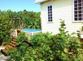 Hidden Gem Cabana: Caye Caulker şehrinde bir havuzlu otel