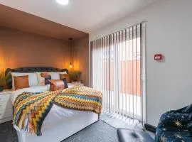 Vibrant Funkily Decorated 2 Bedroom 4 Beds Central Location