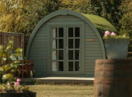 Glamping in Wiltshire the Green Knoll is a charm โรงแรมในชิปเพแนม