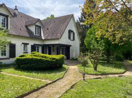 Maison de campagne familiale sur la route des Châteaux, hotel in Huisseau-sur-Mauves