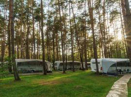 Urlaub im Wohnwagen mitten im Wald, campground in Lütow