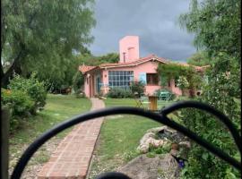 Amoroso Chalet con súper jardín, cabin in Los Cocos