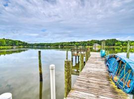 Relaxing Riverfront Cottage with Boat Dock!, vila v destinaci Locklies