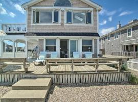 Oceanfront Getaway with 2 Decks and Beach Access!: Marshfield şehrinde bir villa