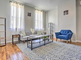 Updated Bayonne Townhome about 11 Mi to NYC!, villa in Bayonne