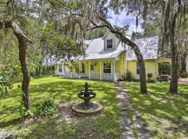 Titusville Vacation Rental Home Near Parks and Golf!, hotel in Titusville