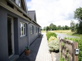 Værelse, spiseområde, tv-stue og eget bad på landet, hotel di Kværndrup