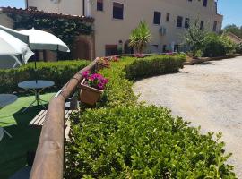 For Two Monolocali, hotel s parkiralištem u gradu 'Marina di Camerota'