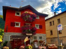 Garni La Genziana, hotel in zona La Croce, Temù