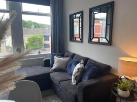 The Retreats 2 Kenfig Hill Pet Friendly 2 Bedroom Flat with King Size bed twin beds and sofa bed sleeps up to 5 people, hotel perto de Lakeside Golf Club, Kenfig Hill