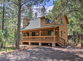 2 Mi to Fool Hollow Lake Wooded Cabin with Fire Pit, μέρος για να μείνετε σε Show Low