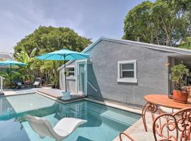 Del Ray Cottage Heated Saltwater Pool and Bar!, cottage in Delray Beach