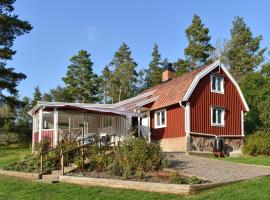 Amazing Home In Hagalund-mjlby With Wifi, hytte i Mjölby