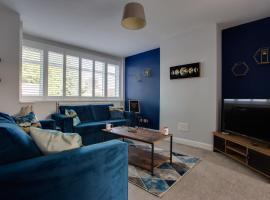 SAXON ROAD - A 3 Bedroom House with Garden by Prestigious Stays - Includes Wifi, Netflix & Amazon Alexa, holiday rental in Sunbury Common