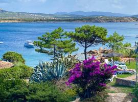 CASA MUGHETTO R5055 WiFi, seafront, private sea access, swimming pool, hotel em La Maddalena