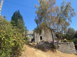 Maison de village avec terrasse et jardin Saint Urcize, alojamento para férias em Saint-Urcize