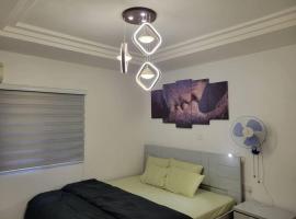 Lovely 2-Bedroom rental unit with amenities., viešbutis su vietomis automobiliams mieste Abudža