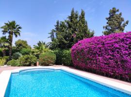 Villa with Private Pool, BBQ, Fitness Center & Sauna, hotell i San Vicente del Raspeig