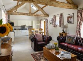 The Barn @ Laurel Farm, hotel with parking in Shotteswell