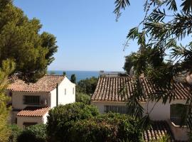 Quaint 2 Bedroom Townhouse with Pool close to Sea!, hotel din Benalmádena