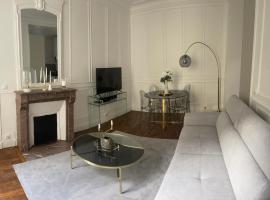 Arc de triomphe, Champs Elysées, Foch Avenue Luxury apartment, hotel near Porte Dauphine Metro Station, Paris