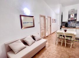 DOMUS HENRICUS -THREEROOM APARTMENT IN PORTO POLLO 400 Meters from the sea, hotel din Porto Pollo
