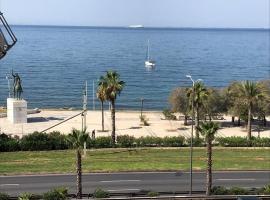 Finer Things Flisvos Beach Condo in Palaio Faliro, хотел в Атина