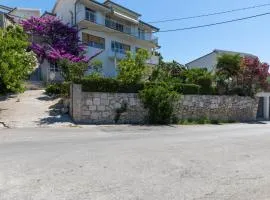 Apartments with parking spaces Sumpetar, Omis - 9436