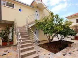 Apartments by the sea Vinisce, Trogir - 10008