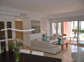 Lovely 2 bedroom unit with private pool, hotel u gradu 'Sotogrande'