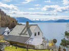 Amazing Home In Strandebarm With House Sea View、Strandebarmのコテージ