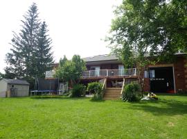 Luxury Lakefront 4-Bedroom Cottage with Great Outdoor Space and Private Dock, vacation home in Kawartha Lakes