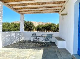 A Cycladic-architecture Beach House in Koumbara, hotel with parking in Tzamaria