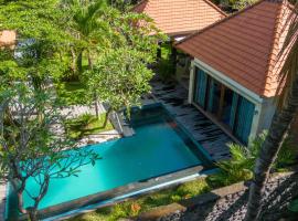 Coco Garden Pool Villas、Kubutambahanの駐車場付きホテル