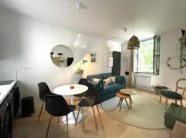 Avignon pedestrian area, charming, 3 persons