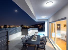 Villa Dorso with heated pool, Hotel in Klis