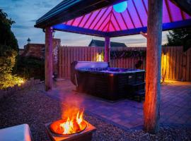Lincoln Holiday Retreat Lodge with Private Hot Tub, hotell i Lincoln