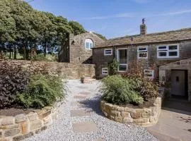 The Bronte Moor Retreat - 3 Bed, Pet Friendly Cottage - Stunning Views - Hot Tub