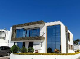 Espectacular casa grande vacacional en Manta!, casa de campo em Manta