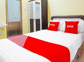 Super OYO 91568 Trisna Srabah Resort Homestay & Resto、Kalangbretの駐車場付きホテル
