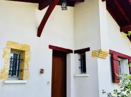 Maison Basque T4 à Espelette : 5 adultes + 2 enfants, Internet, Jardin, Animal OK - FR-1-495-2