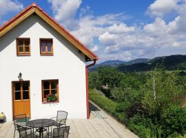 charming house with beautiful landscape, cabaña o casa de campo en Frýdštejn