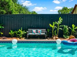 Dallas Oak Lawn Oasis w/ Private Pool, Hot Tub, bed and breakfast v destinaci Dallas