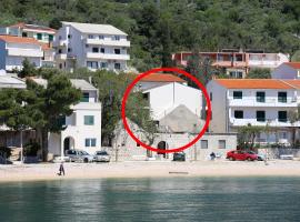 Apartments by the sea Igrane, Makarska - 10033, hotell i Igrane