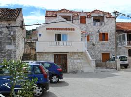 Apartments by the sea Marina, Trogir - 10327，位于玛里纳的酒店