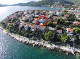 Apartments by the sea Seget Vranjica, Trogir - 10328, hotel in Seget Vranjica