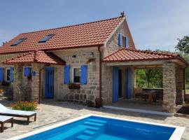 Family friendly house with a swimming pool Puljane, Krka - 11688, khách sạn ở Oklaj